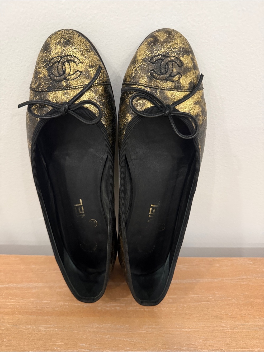 CHANEL Black and Gold Metallic Leather Ballet Flats